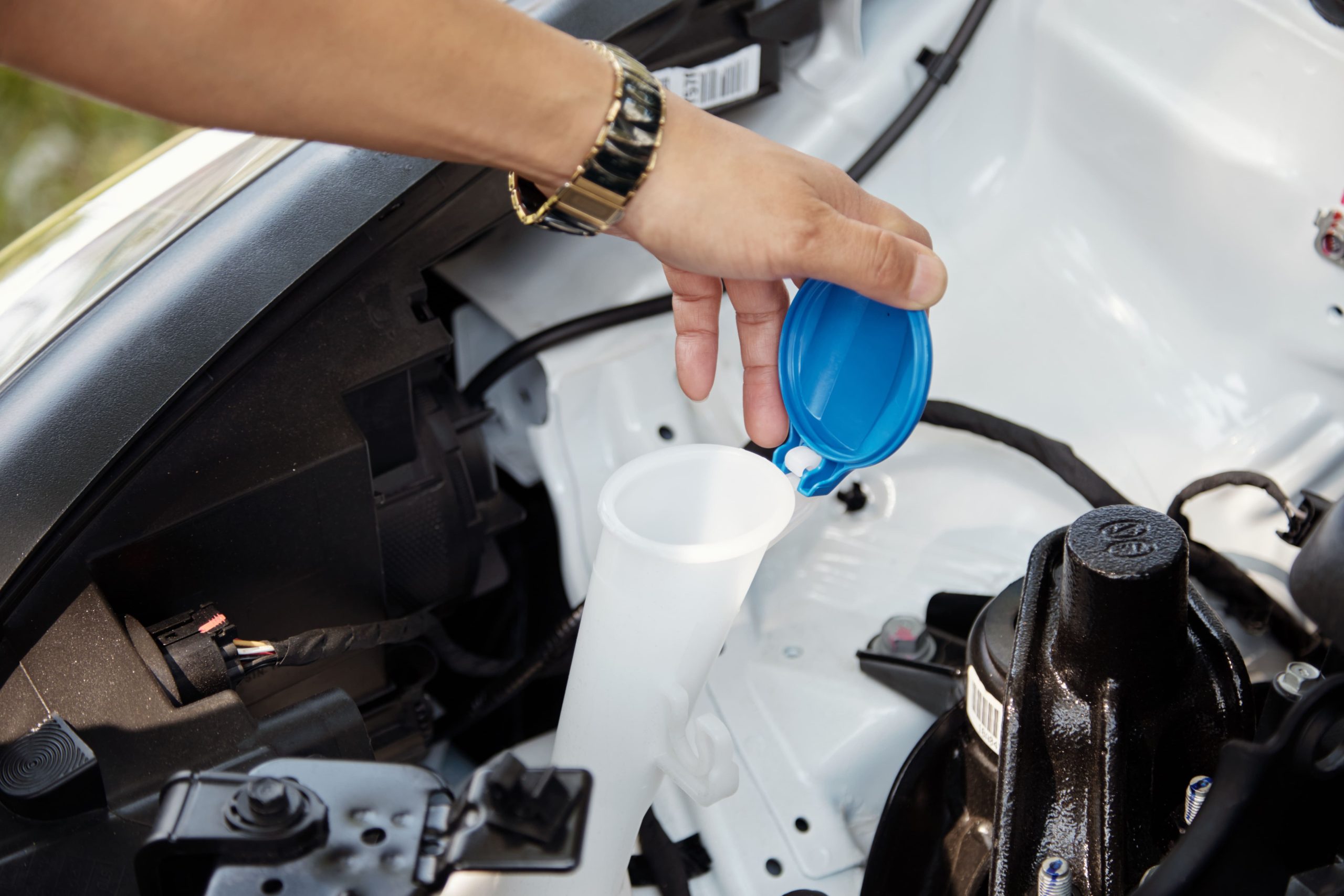 memeriksa warna cairan pendingin pada tabung reservoir untuk membaca kesehatan air radiator mobil bekas