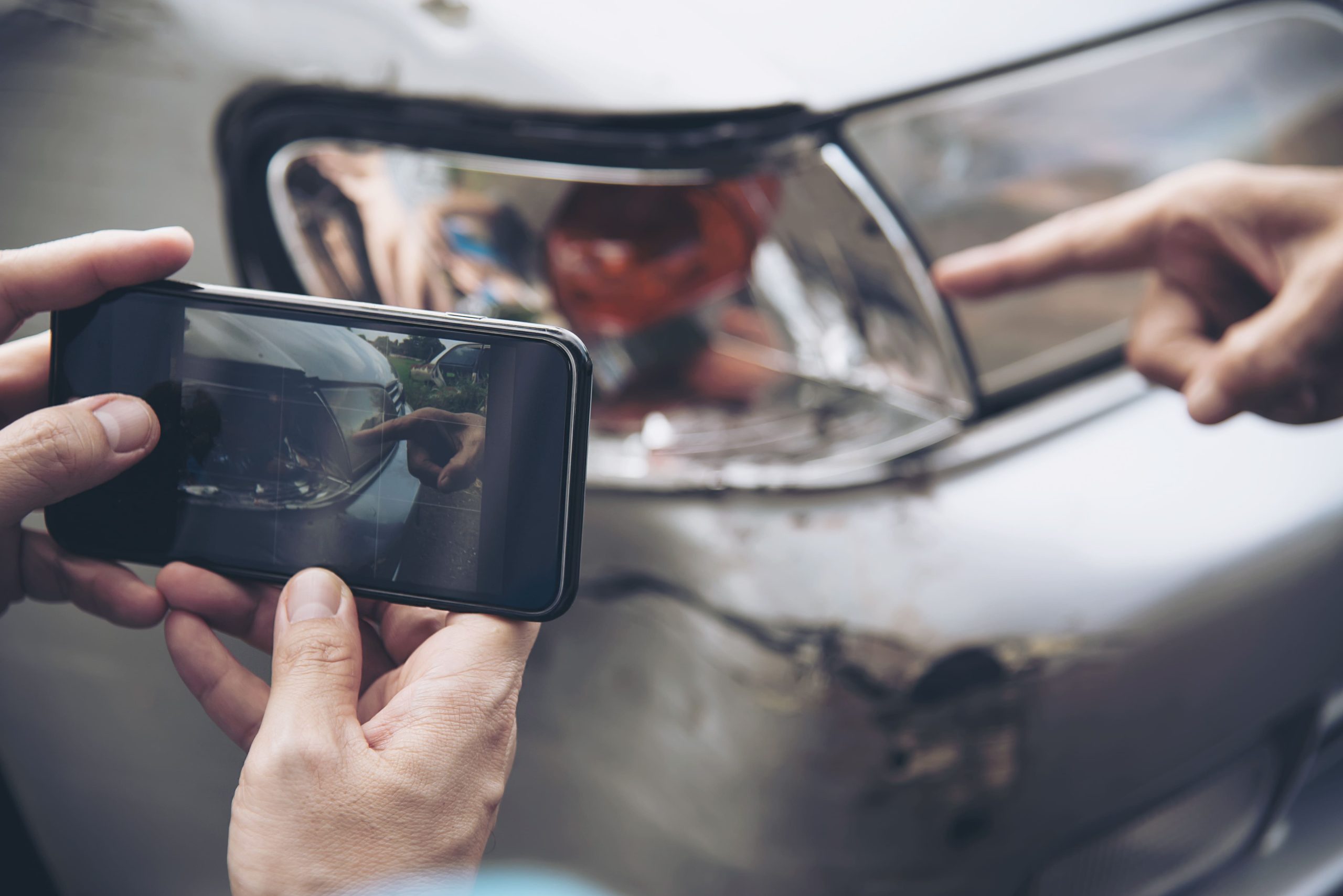 memeriksa kerataan permukaan beludru atap untuk melacak gejala plafon mobil bekas turun