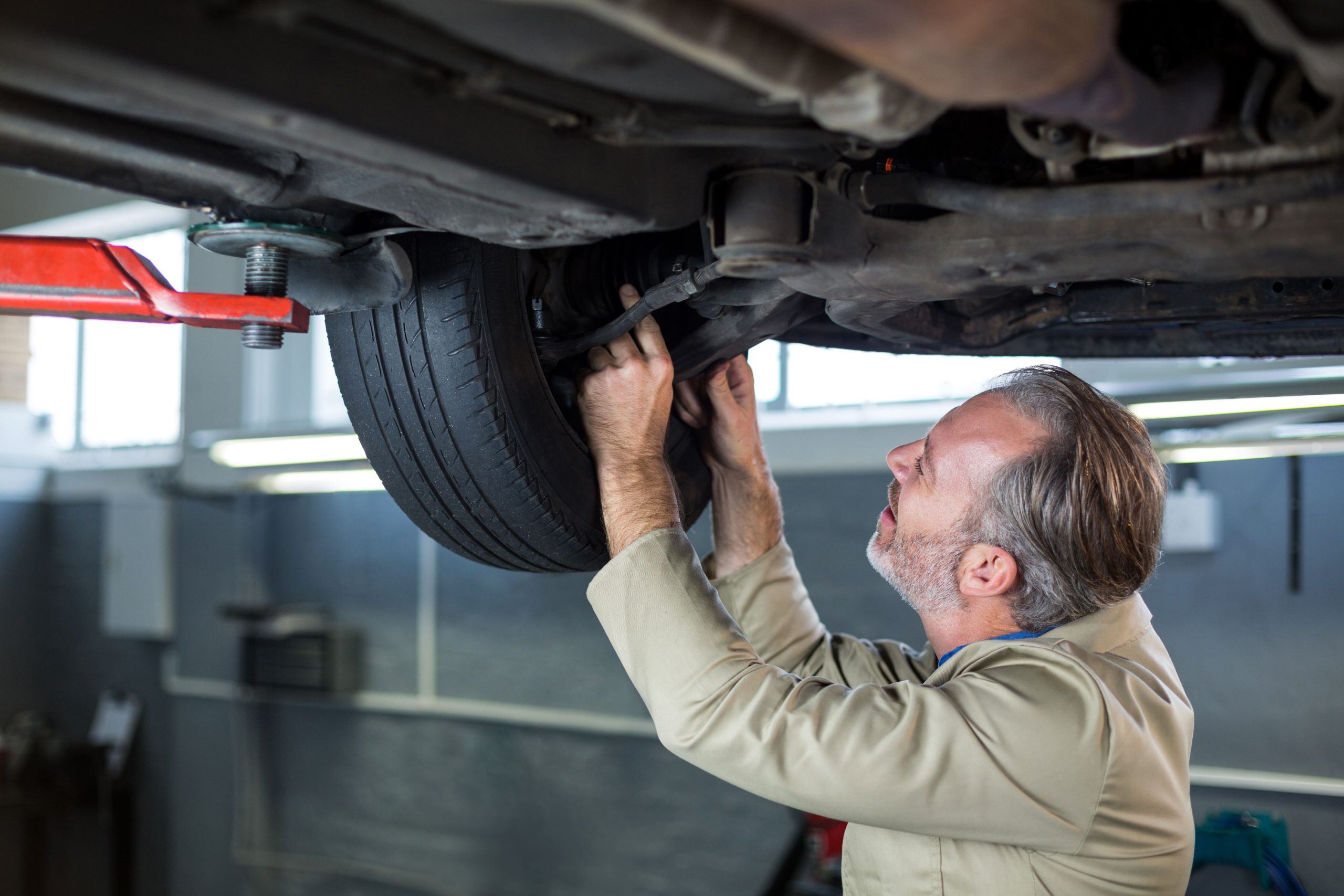 mengukur jarak spakbor roda untuk melacak kebocoran sistem air suspension mobil bekas