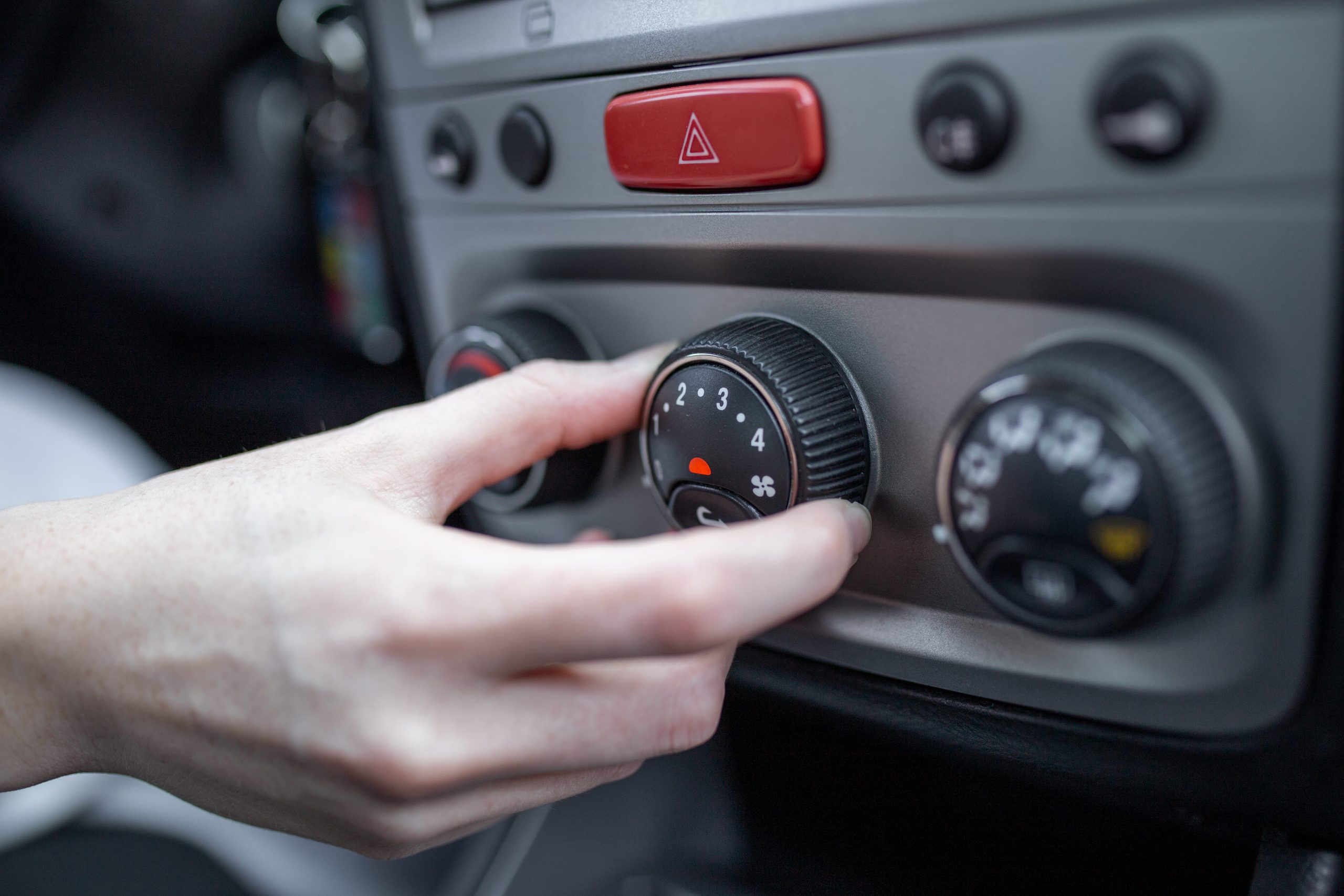 memasang alat manifold gauge pada sasis pipa untuk melacak penyebab ac mobil bekas kurang dingin