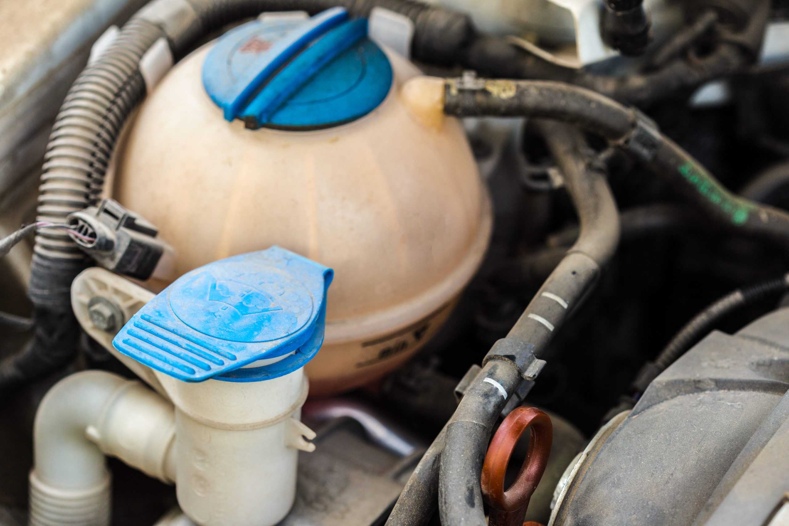 memeriksa ruang mesin untuk mencari ciri tabung reservoir radiator rusak