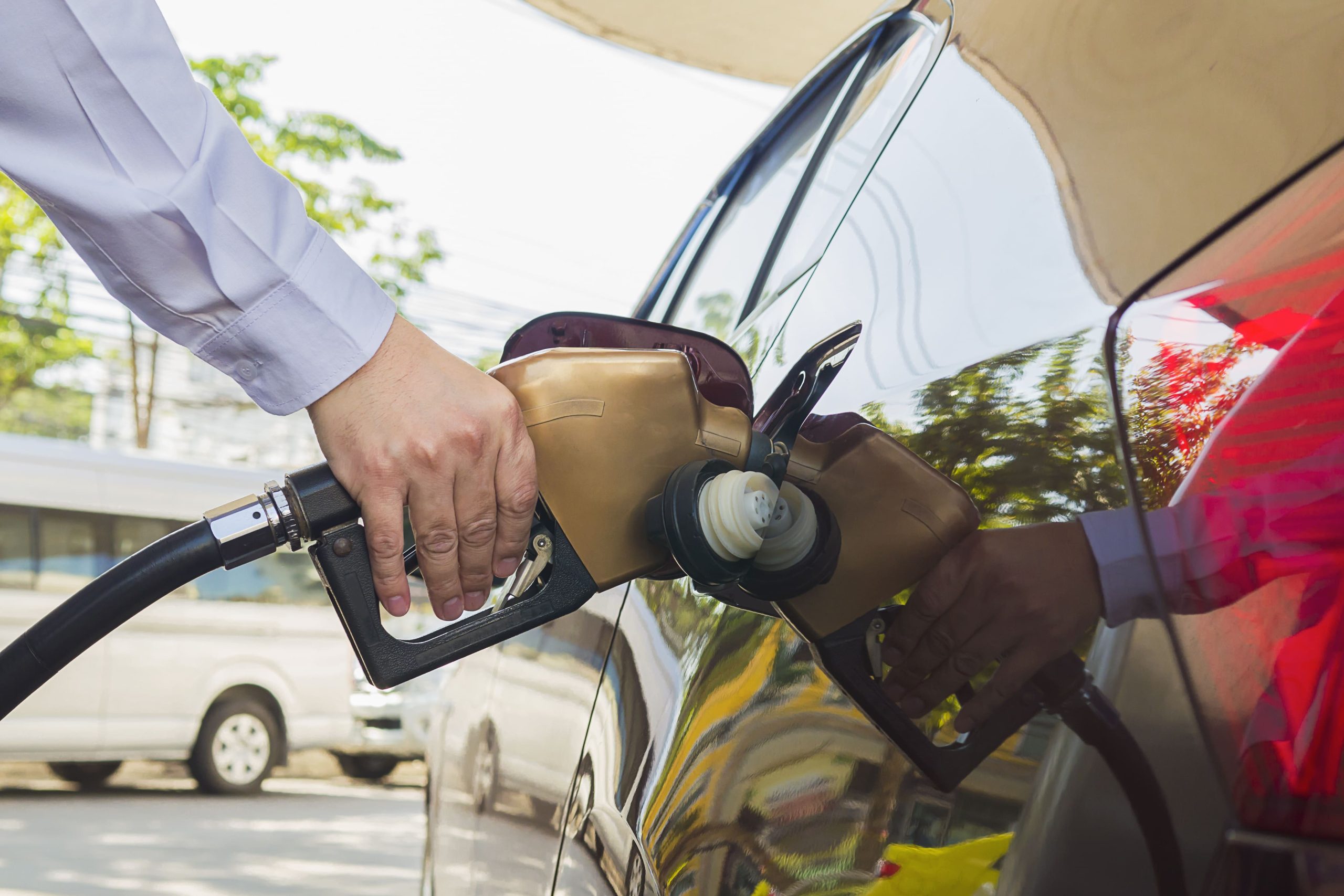 mengukur tekanan bar aliran bensin menggunakan alat fuel pressure gauge untuk mendeteksi gejala fuel pump mobil bekas lemah