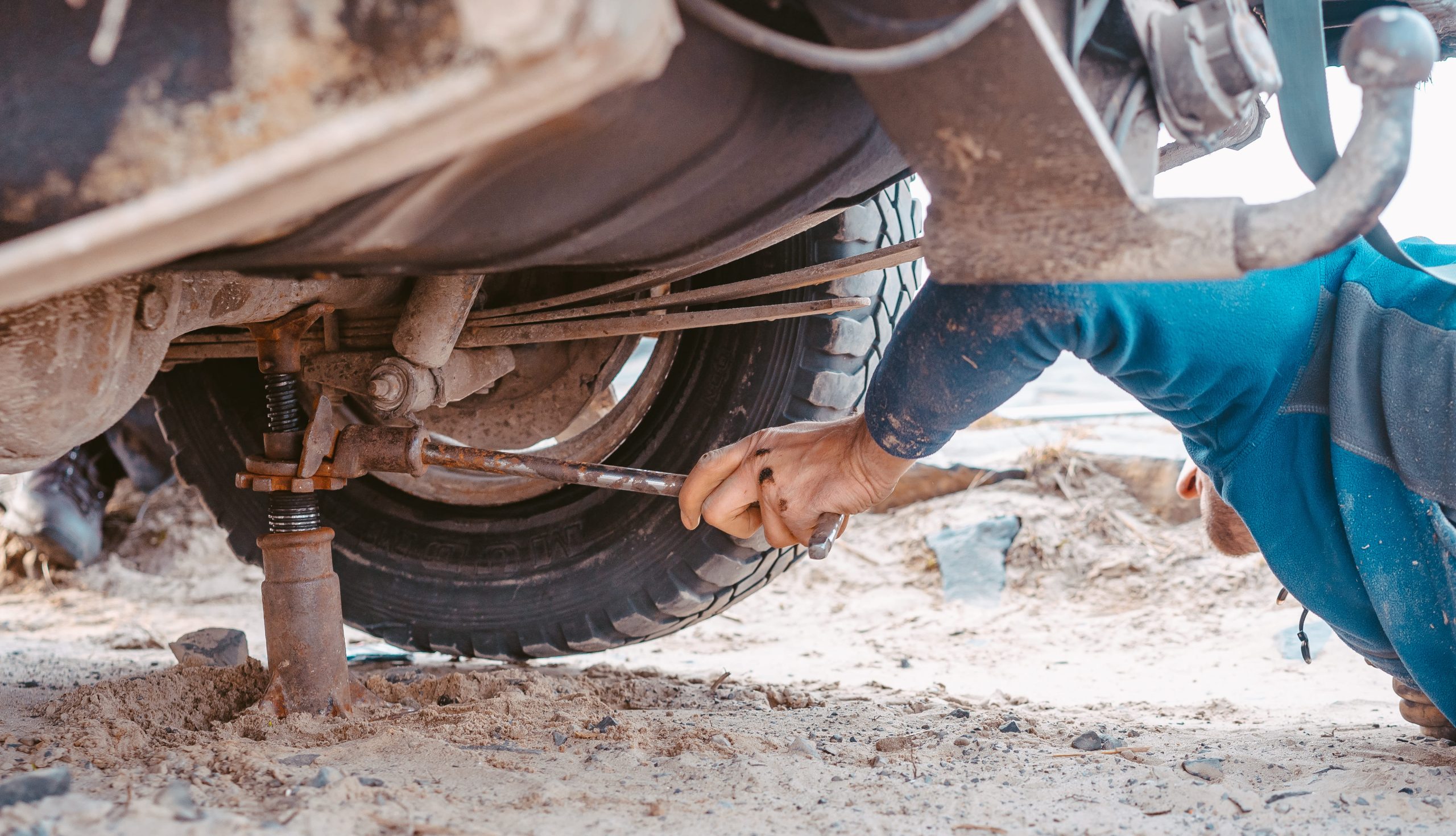 memeriksa bagian kaki kaki untuk mencari tanda link stabilizer mobil rusak