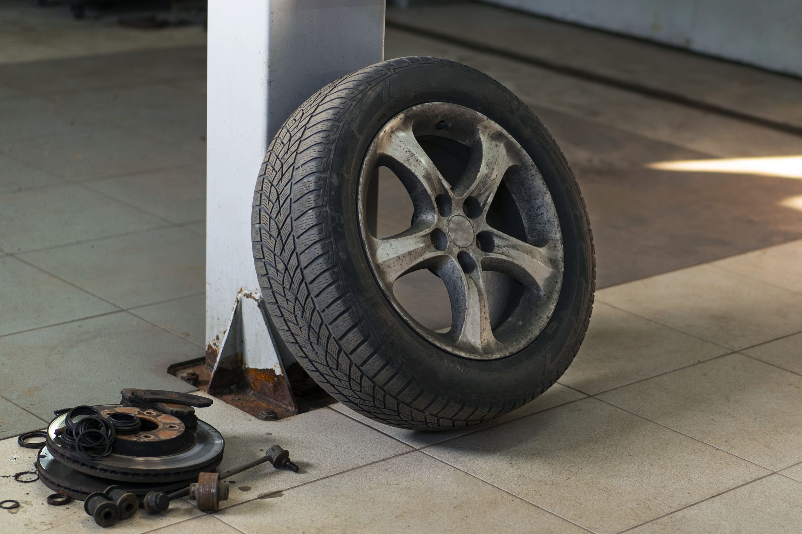 menggoyangkan lingkar kemudi setir saat mobil berhenti untuk mempraktikkan cara cek rack steer mobil bekas rusak