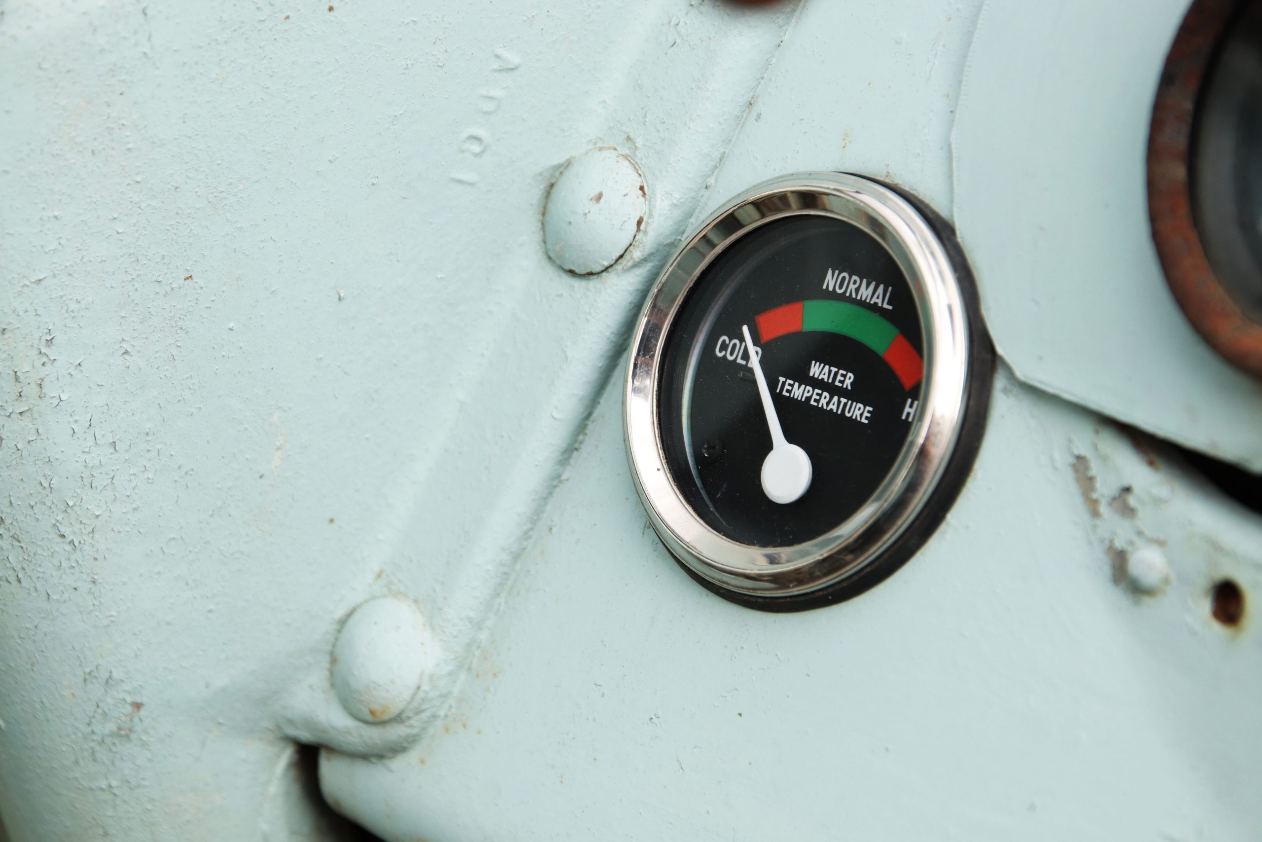 Pemeriksaan Gejala Thermostat Radiator Macet Inspektor mengecek kelancaran sirkulasi air radiator untuk melacak gejala thermostat radiator macet