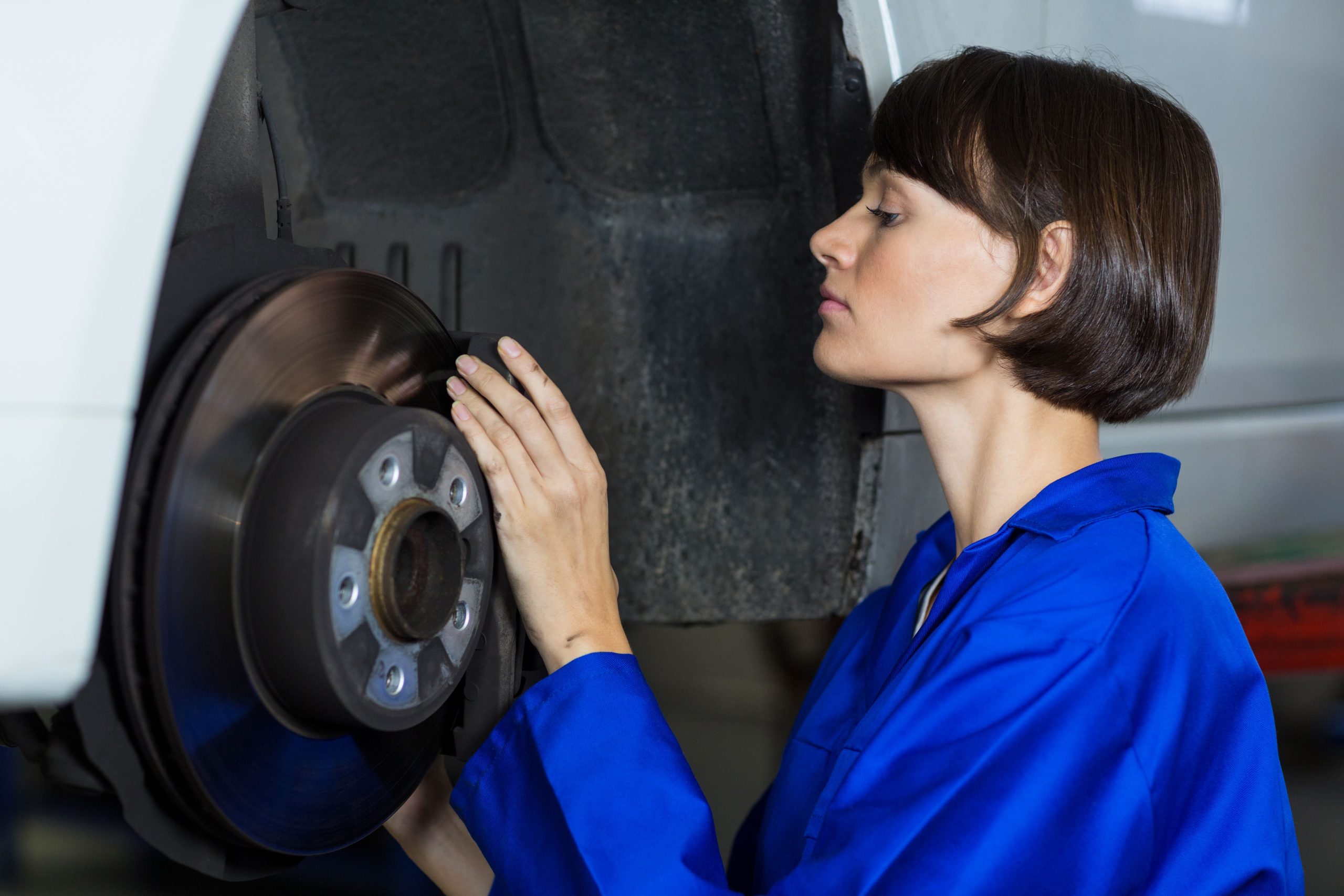 Pemeriksaan Ciri Master Silinder Rem Mobil Bekas Bocor Halus Inspektor mengecek kondisi fisik master silinder dan kebocoran seal hidrolik untuk melacak ciri master silinder rem mobil bekas bocor halus