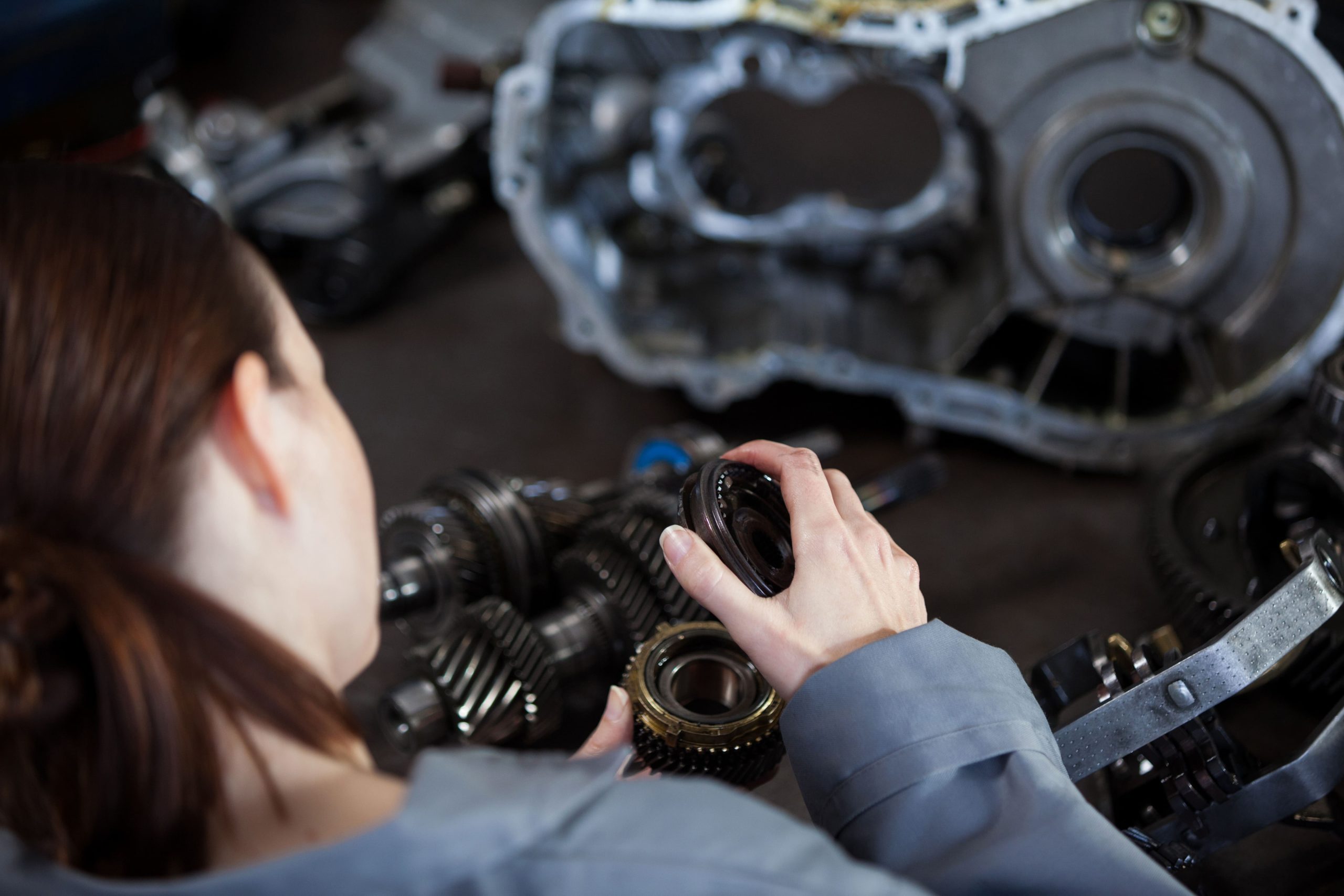Pemeriksaan Gejala Sensor CKP Crankshaft Position Lemah Inspektor mengecek kondisi soket dan kabel sensor poros engkol memakai scanner OBD2 untuk melacak gejala sensor CKP (crankshaft position) lemah