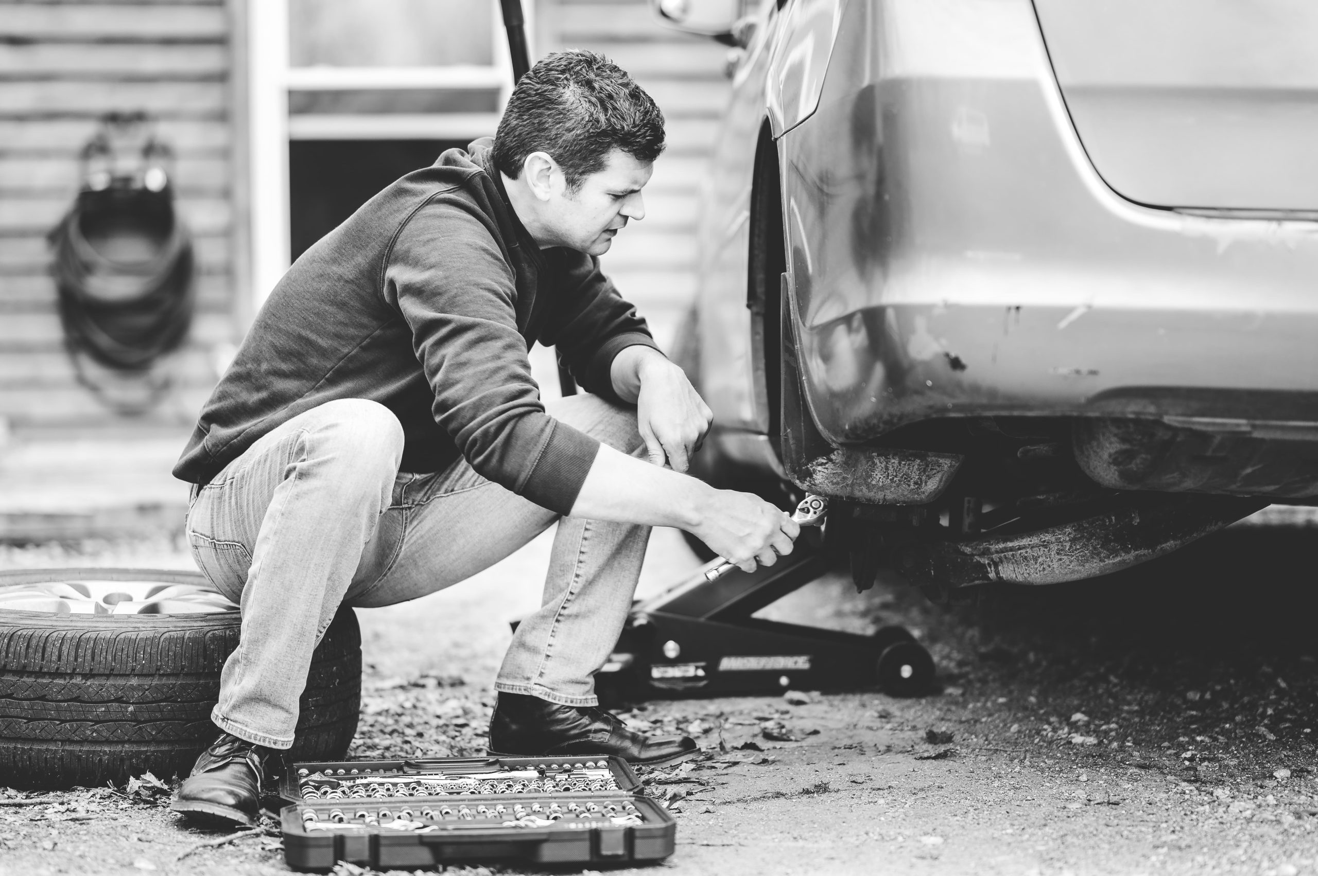 Inspektor mengecek performa akselerasi untuk melacak gejala kopling mobil manual slip