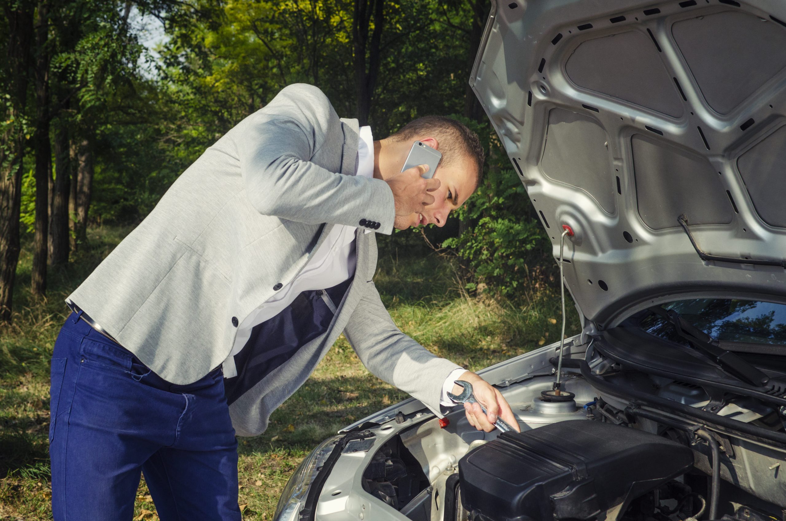 Pemeriksaan Tanda Radiator Mobil Mampet / Bocor Inspektor mengecek keutuhan kisi-kisi radiator untuk melacak tanda radiator mobil mampet / bocor