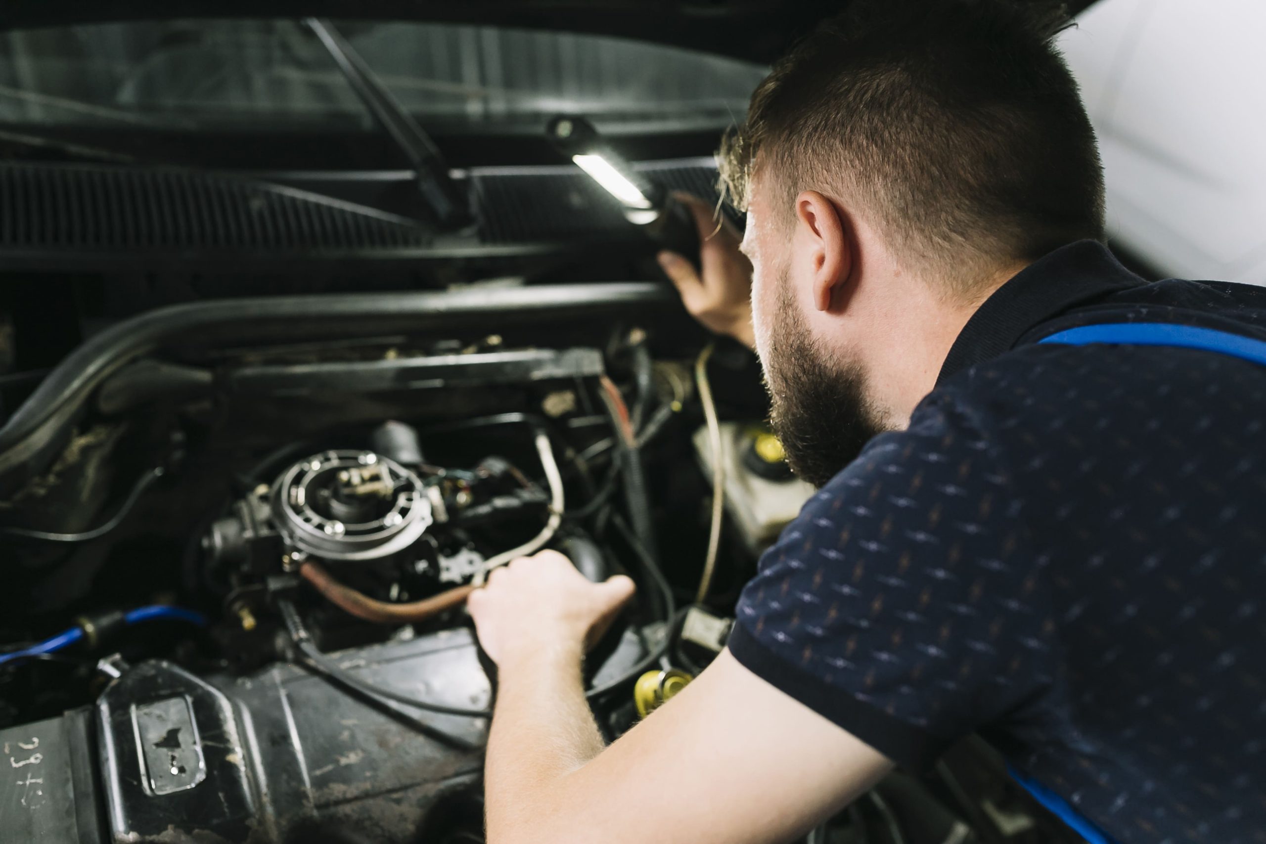 Inspektor mengecek output pengisian arus listrik untuk melacak gejala alternator (dinamo ampere) mobil lemah