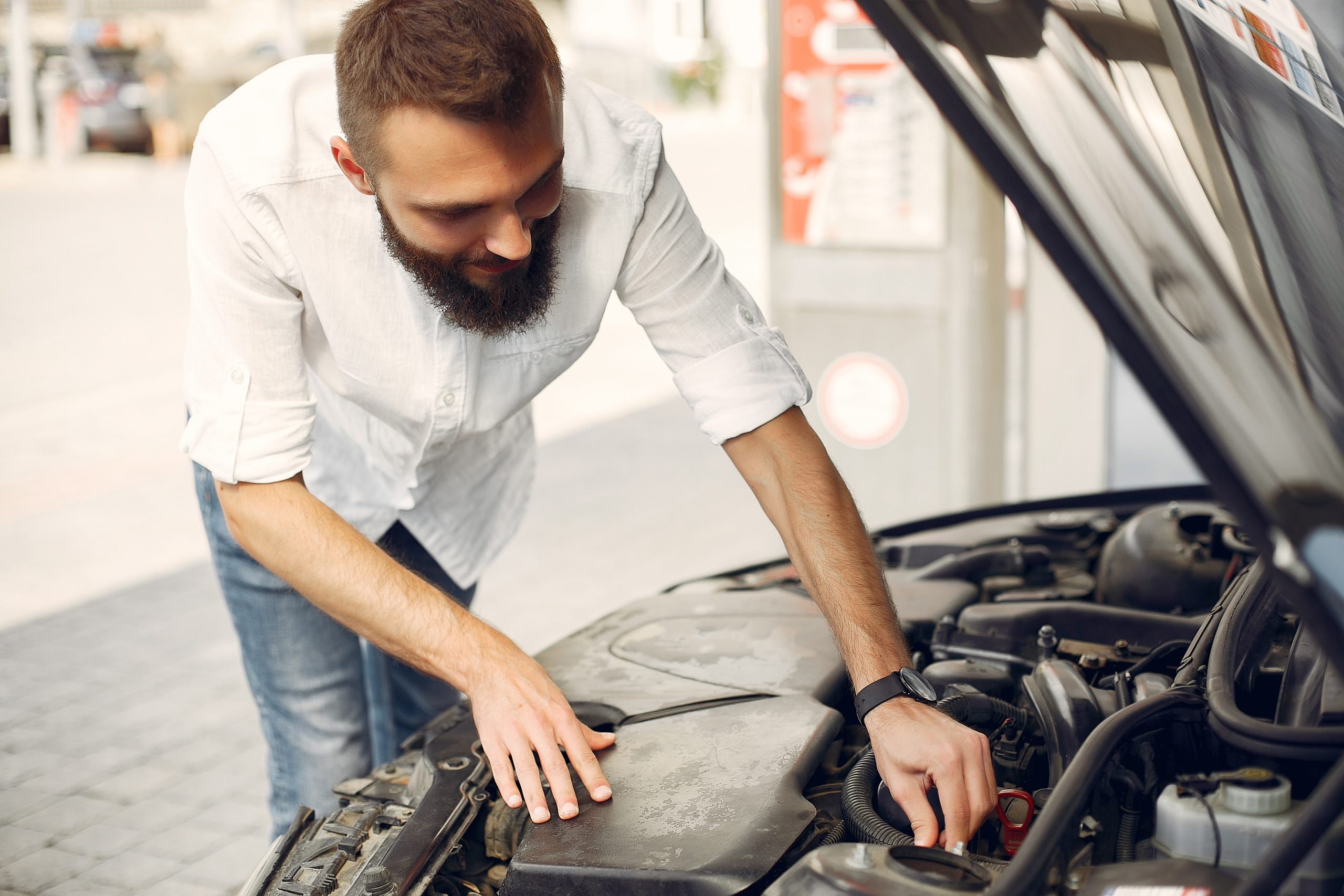 Inspektor dari jasa cek mobil bekas Solo menguji kecepatan putaran dinamo kipas radiator dan arus listriknya untuk mendeteksi tanda motor fan radiator mobil bekas lemah