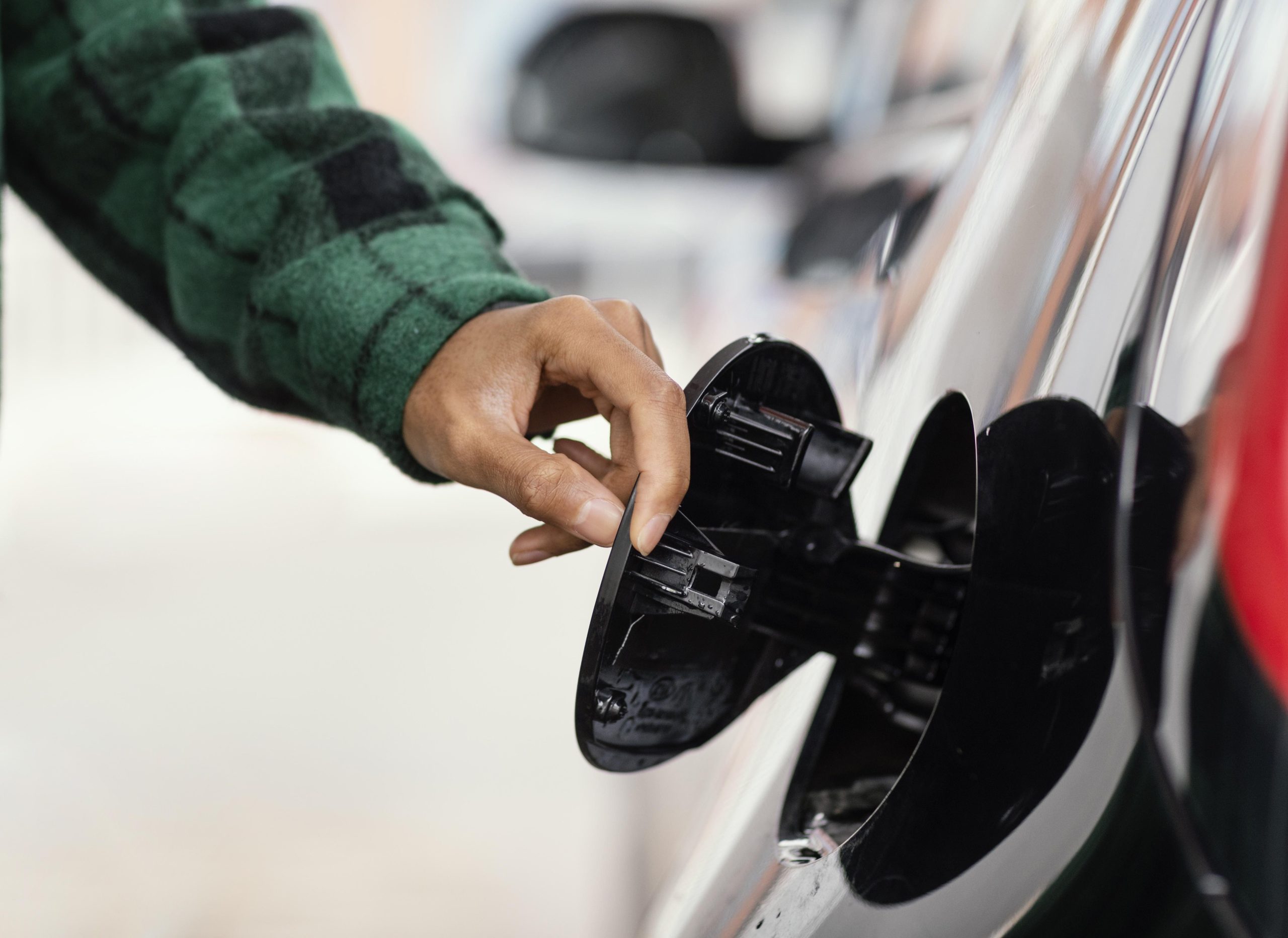 Inspektor dari jasa inspeksi mobil Jogja mengukur tekanan sirkulasi bahan bakar menggunakan fuel pressure gauge untuk melacak tanda pompa bensin (fuel pump) mobil bekas mau rusak