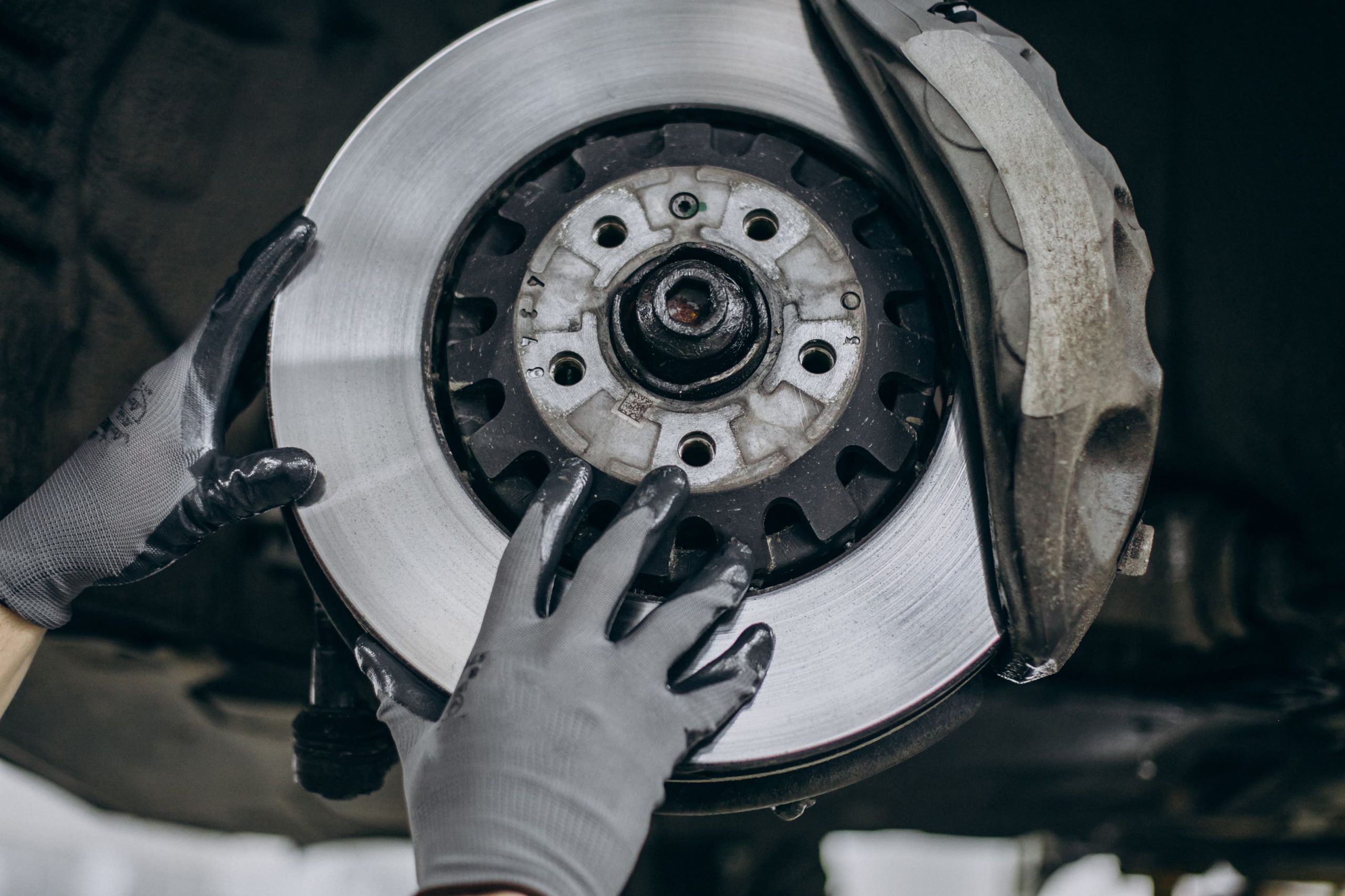 Inspektor dari jasa cek mobil bekas Jogja memeriksa warna dan kadar air pada cairan hidrolik menggunakan brake fluid tester untuk mendeteksi ciri minyak rem mobil seken kotor dan keruh
